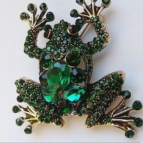 ✨ Betsey Johnson stunning & sparkling crystal frog brooch ✨ - Picture 1 of 3